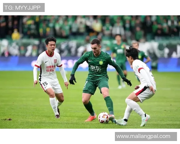 球星驾车闯入足球赛场引热议 意外瞬间成为全场焦点