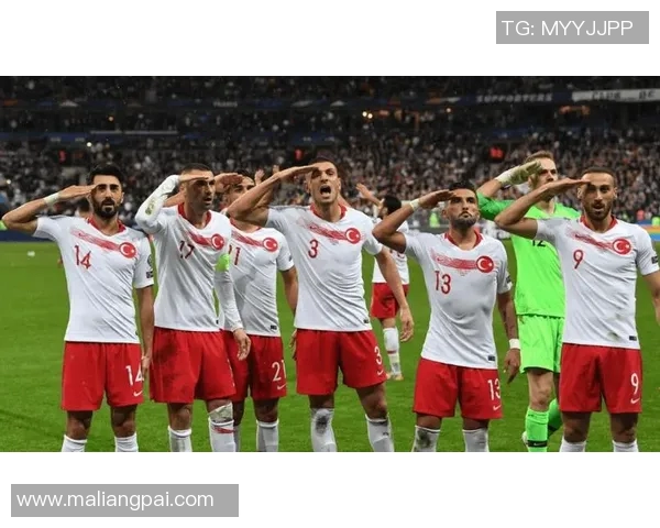 土耳其足球球星闪耀意甲赛场展现实力引领球队追逐荣誉梦想